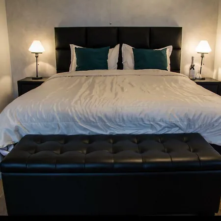 Au Manoir Des Vallees Bed & Breakfast Maffe