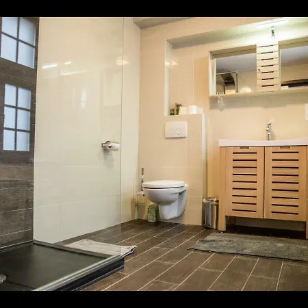 Au Manoir Des Vallees Bed & Breakfast 4*