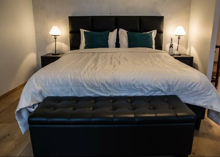 Au Manoir Des Vallees Bed & Breakfast Maffe