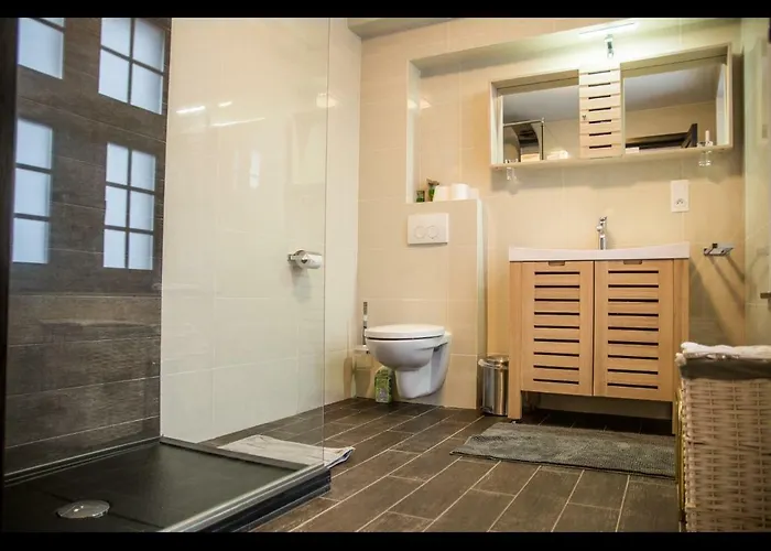 Au Manoir Des Vallees Bed & Breakfast 4*