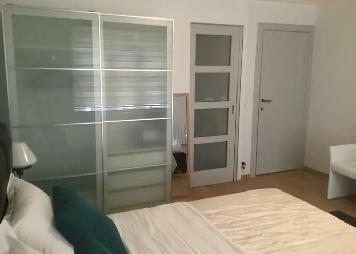 Au Manoir Des Vallees Bed & Breakfast Maffe